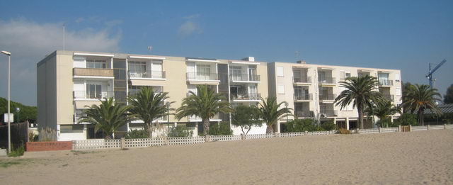 Imagen de los apartamentos PINE BEACH de Gav&agrave; Mar desde la playa (Noviembre de 2007)